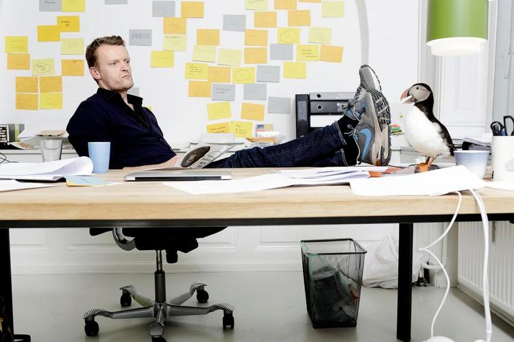 Overhaling. Frank Hvam har gjort det til en levevej at være upassende og bryster sig indimellem af at være den modige type, der går til grænsen. Og så forleden blev han »overhalet indenom med 3.000 i timen«, siger han. »Af en fyr på 18 år«. 