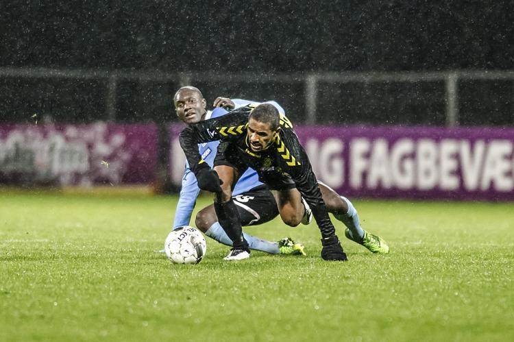 Nærkamp. Quincy Antipas kommer - nogenlunde - bedst ud af denne duel. 