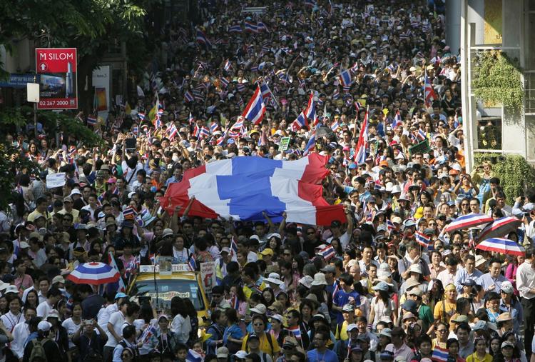 Utilfredshed. Et meget stort antal demonstranter er i dag gået på gaden i Bangkok for at vise deres utilfredshed med landets regering, selv om premierminister vil opløse parlamentet og afholde valg så hurtigt som muligt. 