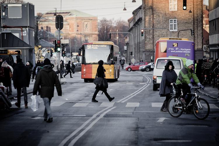 Fodgængere. Sikkerheden for fodgængerne kan forbedres på en række områder, mener Havarikommissionen for Vejtrafikulykker. Det drejer sig blandt andet om bedre placering af fodgængerovergange, flere lavhastighedszoner i byområderne og oplysningskampagner om færdsel i nattelivet. - Foto: 