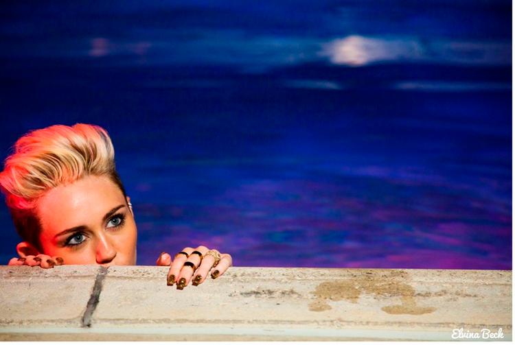 Voksen? Miley Cyrus gjorde.hvad hun kunne for at vaske barnestjernestøvet af sig i 2013. 