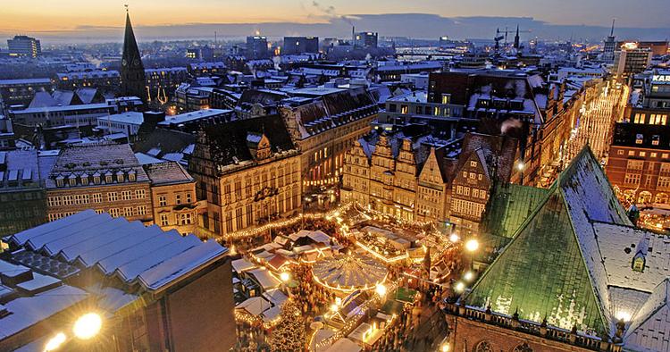 Stemning. Tyskerne giver den én på nissehuen med julemarkeder i december. 