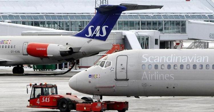 arbejdsløs. Her slæber en specialbygget traktor af sted med et SAS-fly. Den arbejdsopgave kan bliver overtaget af en elmotor i flyets næsehjul. 