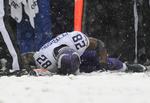 Skøjtebane. Adrian Peterson fra Minnesota Vikings var en af flere spillere, der fik skader i sneen. 