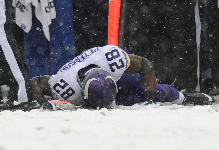 Skøjtebane. Adrian Peterson fra Minnesota Vikings var en af flere spillere, der fik skader i sneen. 