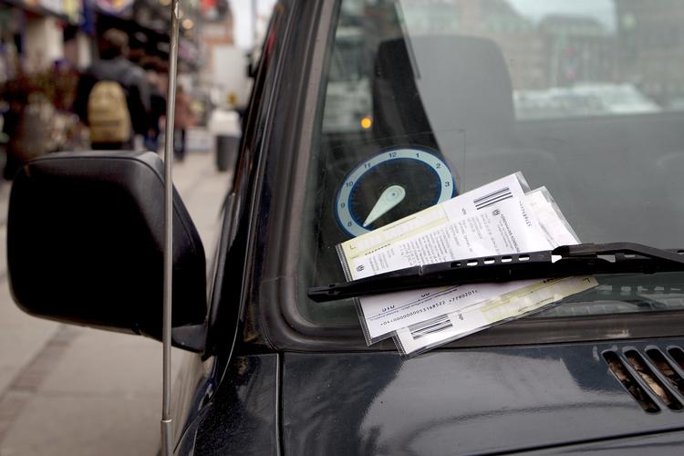 Afgift. Det koster at holde ulovligt parkeret. I dag er prisen 590 kroner hos Europark.  (Arkivfoto) 