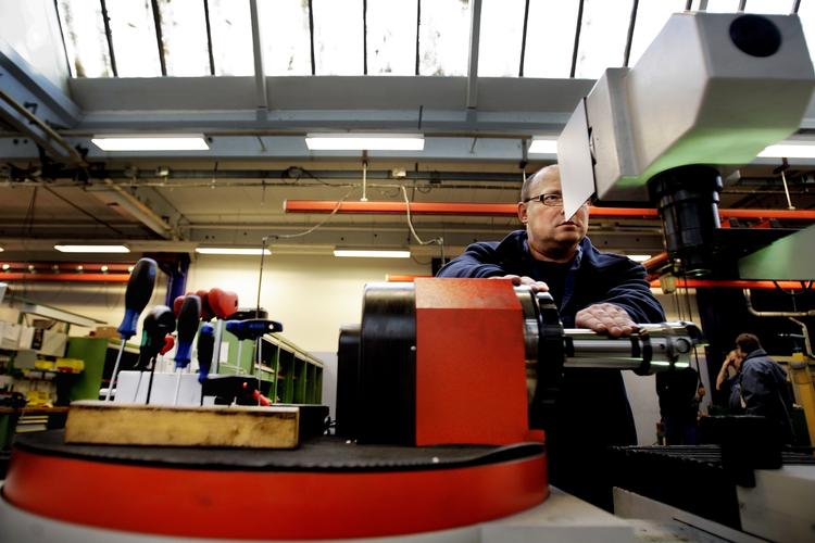 Analyse. Lønnen fylder mindre af industriens omkostninger i år end sidste år, viser analyse fra fagforbundet Dansk Metal. Den liberale tvivler på, at der er tale om en stabil forbedring af konkurrenceevnen. 