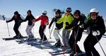 Skiskole. En gruppe rutinerede skiløbere, der aldersmæssigt spænder fra sidst i 20'erne til midt i 50'erne, tog på skihøjskole for at blive bedre til at stå på ski. 