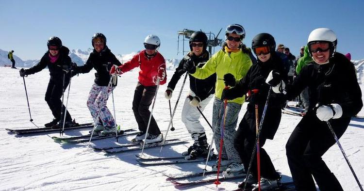 Skiskole. En gruppe rutinerede skiløbere, der aldersmæssigt spænder fra sidst i 20'erne til midt i 50'erne, tog på skihøjskole for at blive bedre til at stå på ski. 