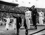 NAZIHILSEN. Den ene af de fire guldmedaljer i 1936 vandt Jesse Owens i længdespring, hvor han med 8,06 meter overgik tyskeren Lutz Long (7,87 meter) og japaneren Naoto Tajima (7,74 meter). 