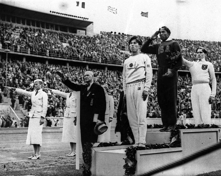 NAZIHILSEN. Den ene af de fire guldmedaljer i 1936 vandt Jesse Owens i længdespring, hvor han med 8,06 meter overgik tyskeren Lutz Long (7,87 meter) og japaneren Naoto Tajima (7,74 meter). 