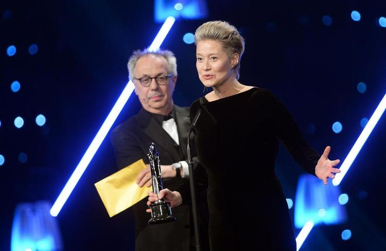 prisfest. Instruktøren Joshua Oppenheimers tog imod prisen for sin dokumentarfilm 'The Act of Killing', mens Trine Dyrholm (billedet) tog imod prisen til Susanne Biers 'Den skaldede frisør'. 