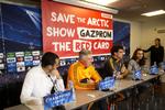 aktion. Gazprom er sponsor af  Champions League-turneringen, hvilket UEFA burde lave om på, mener Greenpeace efter vellykket aktion på pressemøde i dag. 