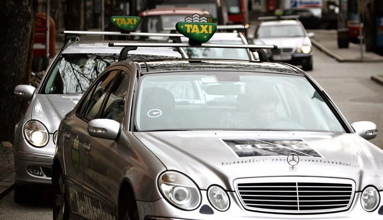 truet. Dansk Taxi Råd mener, at konkurrencen fra kommunerne er så hård og ulige, at borgere i flere provinsbyer risikerer selv at at skulle skaffe hjemtransport. 