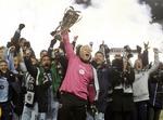 STOP. Med trofæet for sejren i MLS-finalen stopper Jimmy Nielsen karrieren. 