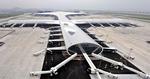 Flyveklar. Den nye terminal i Shenzhen-lufthavnen i Kina kan ligne et fly, men det er en rokke, der har leveret inspirationen. 