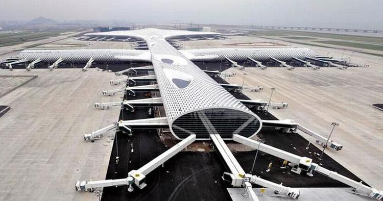 Flyveklar. Den nye terminal i Shenzhen-lufthavnen i Kina kan ligne et fly, men det er en rokke, der har leveret inspirationen. 