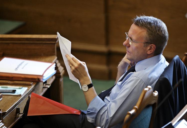 Samråd. Vil Enhedslisten hjælpe Morten Bødskov eller Pia Kjærsgaard, spørger politisk kommentator Troels Mylenberg. 