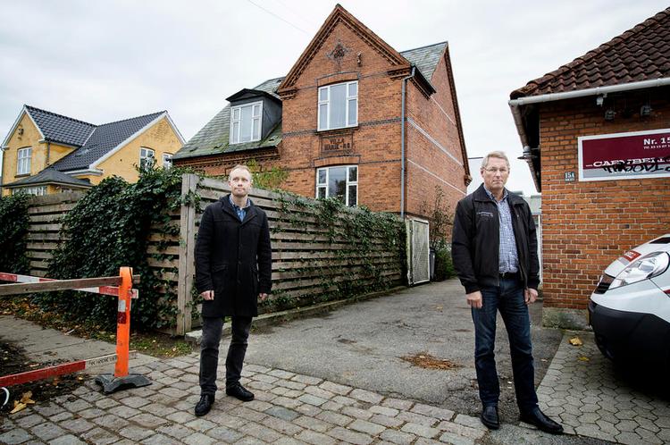 Vanløsenaboer. Den tidligere socialdemokratiske borgmester Jakob Hougaard (tv.) fik nedsat sin grundværdi betydeligt. Hans nabo Henrik Eckermann nåede ikke at klage og må acceptere en markant højere grundværdi. 