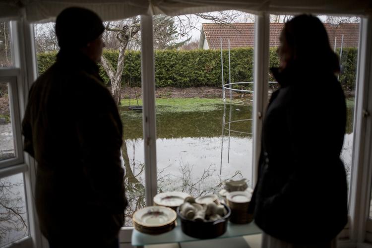 I Jyllinge venter flere beboere på meldingen fra Stormrådet. Blandt dem er Majbritt og Brian Sørensen, hvis hus har stået under en halv meter vand. 
