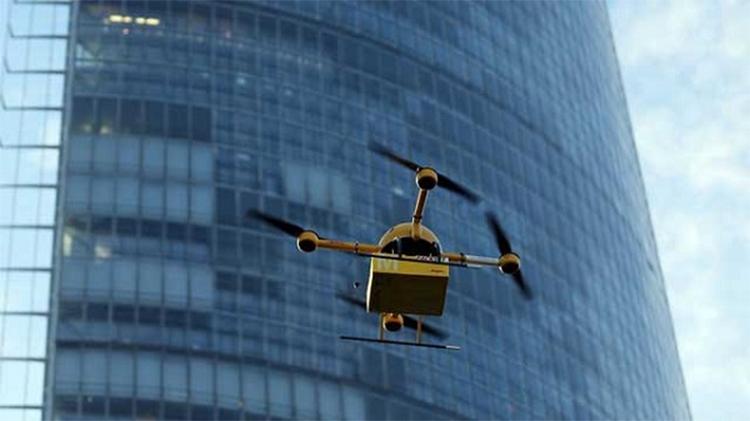 Drone-leverancer rykker tættere og tættere på Danmark. Nu vil det tyske postvæsen også levere pakker med denne drone-model, som de kalder Paketkopter. (Foto: AP Photo/Oliver Berg) 