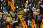 Sydafrika. Sydfrikanerne hylder  sammen med verdensledere som Barack Obama i dag Nelsom Mandela på et stadion i Soweto, Sydafrika. 