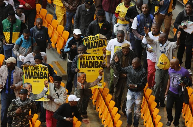 Sydafrika. Sydfrikanerne hylder  sammen med verdensledere som Barack Obama i dag Nelsom Mandela på et stadion i Soweto, Sydafrika. 