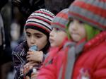 Syrien. Flygtninge fra Syrien er netop ankommet til Jordan gennem en rute gennem ørkenen. Nu skal en FN-luftbro skaffe nødhjælp til det krigshærgede land. 
