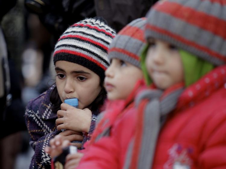 Syrien. Flygtninge fra Syrien er netop ankommet til Jordan gennem en rute gennem ørkenen. Nu skal en FN-luftbro skaffe nødhjælp til det krigshærgede land. 