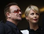 Mindehøjtidelighed. Forsanger og lobbyist Bono sammen med den sydafrikanske skuespiller Charlize Theron til Nelson Mandelas mindeceremoni. 