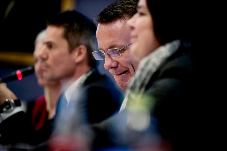 Klemt. Justitsminister Morten Bødskov under det dramatiske samrådet i Folketingets Retsudvalg. På vej ud af sit ministerium fældet af to kvinder fra hver sin politiske fløj. 