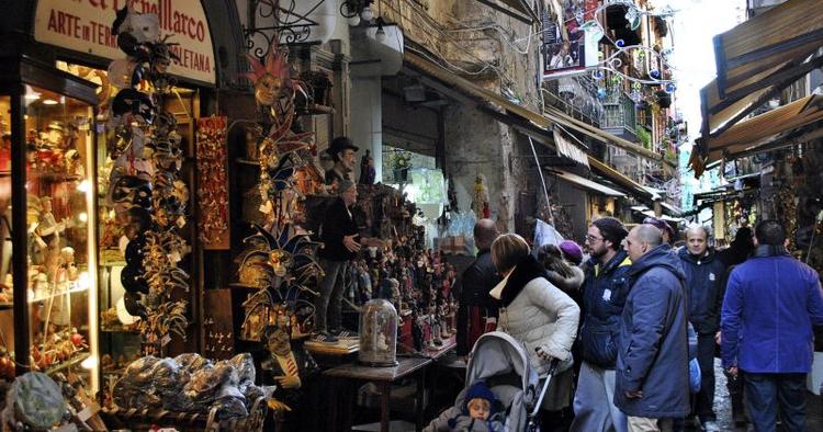 Til fals. Figurer til juelkrybber er noget, der bliver taget alvorligt i Napoli. Udstillingerne skal lokke folk ind fra gaden. De største figurer koster over 1.000 korner. De mindste fås fra en 10’er. 