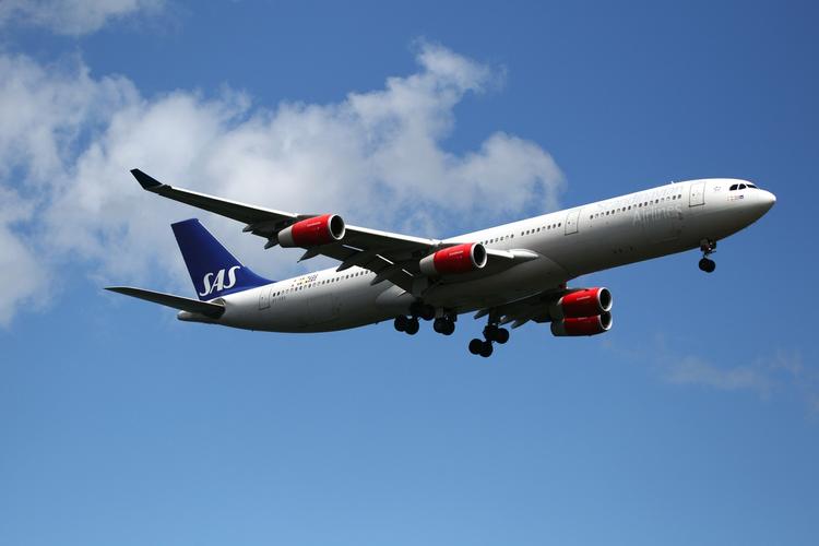 Opkoblet. Fra næste år kan europæiske flypassagerer bruge deres elektroniske udstyr under hele flyrejsen, fra gate til gate. 