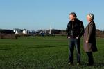 Stank. Jørgen Steen og Bente Langhoff er naboer til biogasanlægget OL Bioenergy i Laurbjerg. Anlægget kan lugtes langt væk, og naboerne tvivler stærkt på, om det vil blive bragt i orden, selv om kommunen er opmærksom på problemet. 