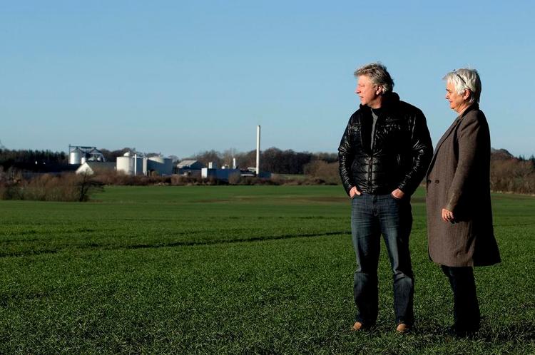 Stank. Jørgen Steen og Bente Langhoff er naboer til biogasanlægget OL Bioenergy i Laurbjerg. Anlægget kan lugtes langt væk, og naboerne tvivler stærkt på, om det vil blive bragt i orden, selv om kommunen er opmærksom på problemet. 