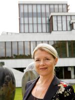 Kunstens forkvinde.»Hun har skabt gode resultater i sit virke på Kunsten i Aalborg og besidder den fornødne kombination af solid kunstfaglig indsigt og ledelseserfaring«, siger kulturminister Marianne Jelved om valget af Gitte Ørskou som formand for Statens Kunstfonds bestyrelse. 