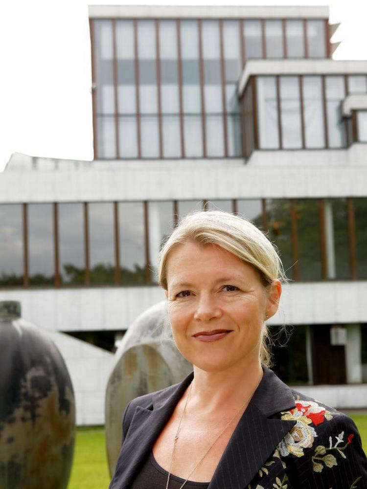 Kunstens forkvinde.»Hun har skabt gode resultater i sit virke på Kunsten i Aalborg og besidder den fornødne kombination af solid kunstfaglig indsigt og ledelseserfaring«, siger kulturminister Marianne Jelved om valget af Gitte Ørskou som formand for Statens Kunstfonds bestyrelse. 