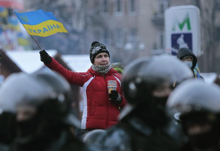 Jubel. Ukrainske demonstranter fejrer i øjeblikket politiets tilbagetrækning fra flere nøglepositioner. 