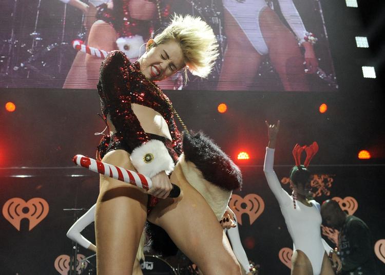 Barnestjerne. Hannah Montana alias Miley Cyrus er blevet en rigtig slem pige, der rækker tunge og ryger joints på scenen. Nu kommer hun til Danmark. 