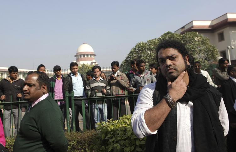 Rettighedsforkæmpere. Flere demonstranter er på gaden foran Indiens Højesteret i dag, fordi den øverste domstol har afgjort, at en lov fra 1860, der forbyder homoseksualitet, stadig er gældende. 