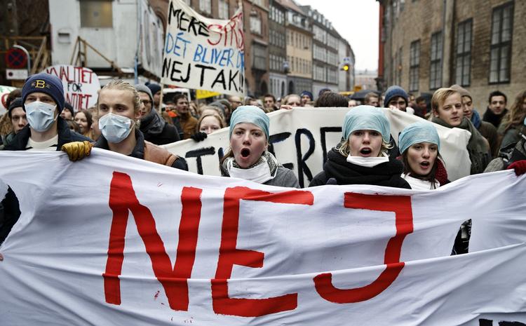 NEJTAK. De studerende har de seneste uger demonstreret mod den reform, som umiddelbart skulle træde i kraft fra efteråret 2014 og blev vedtaget som en del af SU-reformen i foråret. 