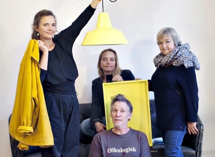 Gult. I Stine Welent Andersens familie får alle de voksne kun én gave. Sidste år var temaet for gaverne 'gult og genbrug'. 