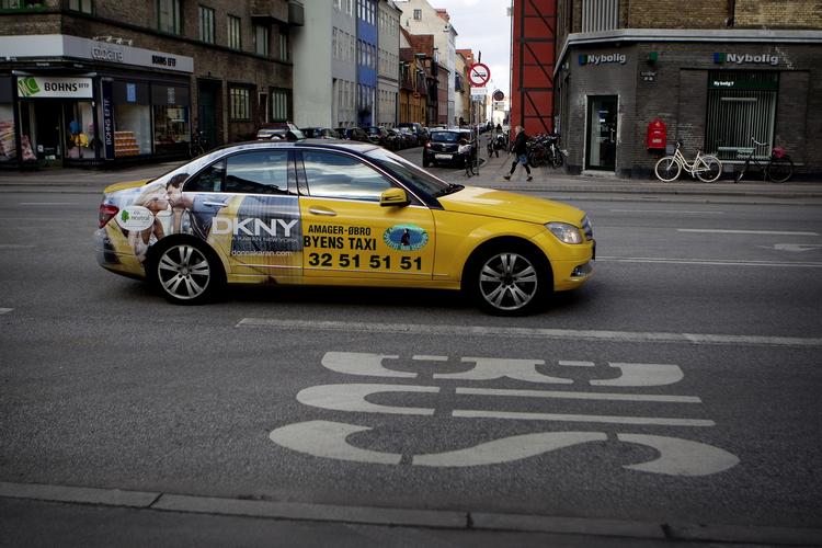 Hyrevogne. Taxier skal blive i bilkøen. 