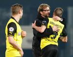 Videre. Sidste sæsons finalister fra Borussia Dortmund fik knækket franske Marseille små 10 minutter før tid, da Kevin Grosskreutz efter et vanvittigt langt pres fra tyskernes side fik scorede det forløsende mål til 2-1 og dermed avancement. Matchvinder Grosskreutz fik et velfortjent kram af træner Jürgen Klopp. 