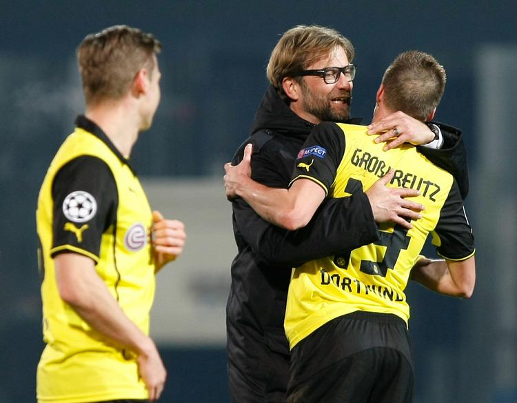 Videre. Sidste sæsons finalister fra Borussia Dortmund fik knækket franske Marseille små 10 minutter før tid, da Kevin Grosskreutz efter et vanvittigt langt pres fra tyskernes side fik scorede det forløsende mål til 2-1 og dermed avancement. Matchvinder Grosskreutz fik et velfortjent kram af træner Jürgen Klopp. 