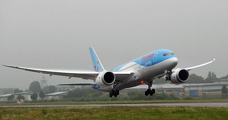Afgang. Til december får rejsende fra Billund Lufthavn også muligheden for at se Boeings prestigefly i aktion. 