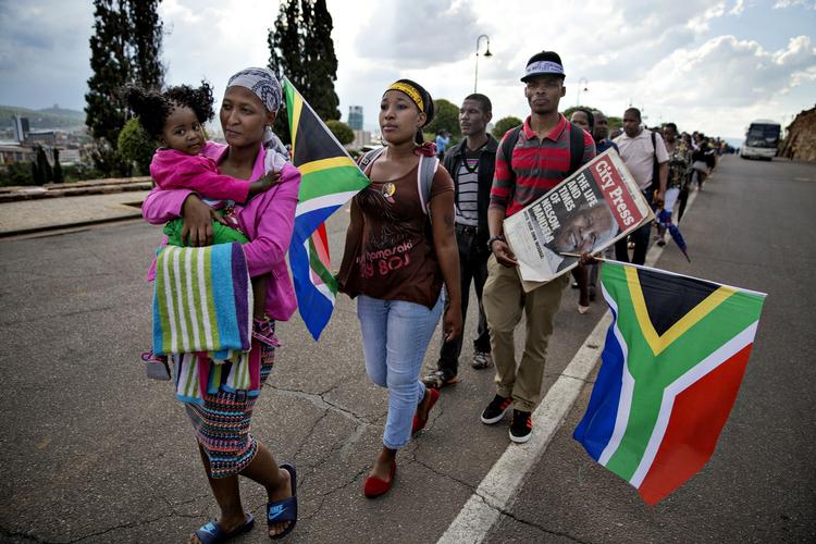 FOLKEVANDRING. I regeringsbygningen i Pretoria ligger Nelson Mandela lit-de-parade i tre dage, så sydafrikanere kan få lejlighed til at vise ham den sidste ære og få et sidste glimt af Nelson Mandela, inden han begraves på søndag. 