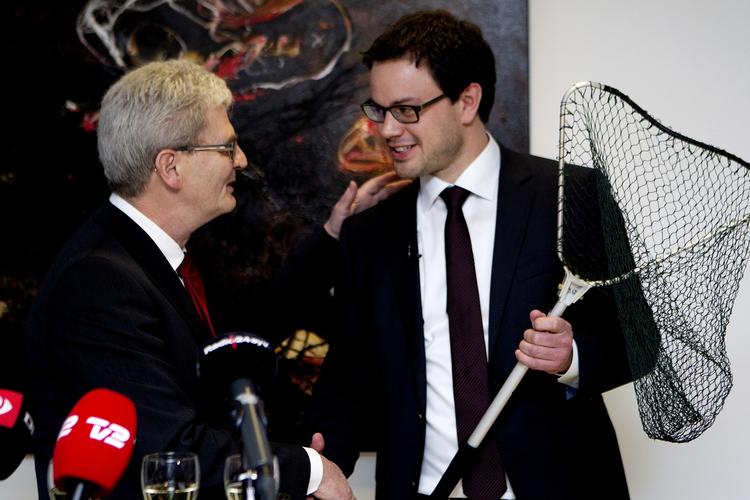 Ministergave. Jonas Dahl fik et fiskenet af den afgående skatteminister Holger K. Nielsen, da han fik overdraget Skatteministeriet. 