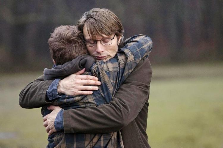 Kapløb. 'Jagten' er instrueret af Thomas Vinterberg, der også har skrevet filmens manuskript sammen med Tobias Lindholm. 