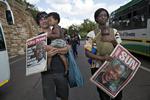 FOLKEVANDRING. I regeringsbygningen i Pretoria ligger landets tidligere præsident Nelson Mandela lit-de-parade i tre dage, så sydafrikanere kan få lejlighed til at vise ham den sidste ære. Her er folk på vej ud fra Union Buildings efter at have fået et sidste glimt af Nelson Mandela inden han begraves på søndag. 